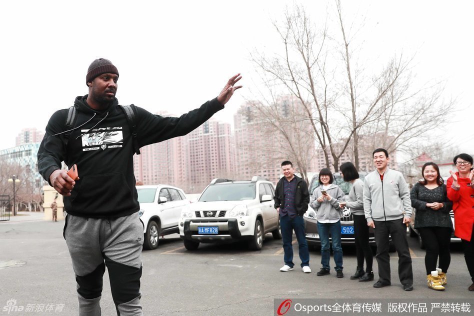 主教练李秋平目光深邃地望向远方,嘴角带着一丝若有若无的微笑,他的战术板上刚刚写下新的篇章,即将带领失去核心的飞虎踏上卫冕之路。