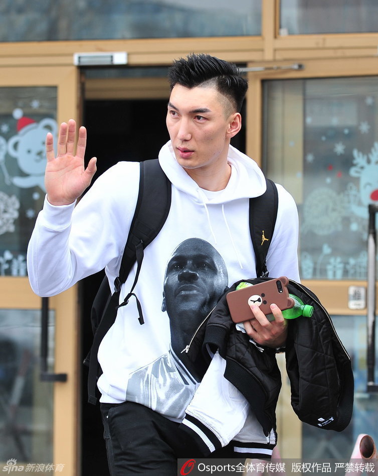 后卫王子瑞背着运动包低调地走出,脸上带着年轻球员的谦逊与好学,他在这个冠军团队中默默汲取养分,等待着属于自己的绽放时刻。