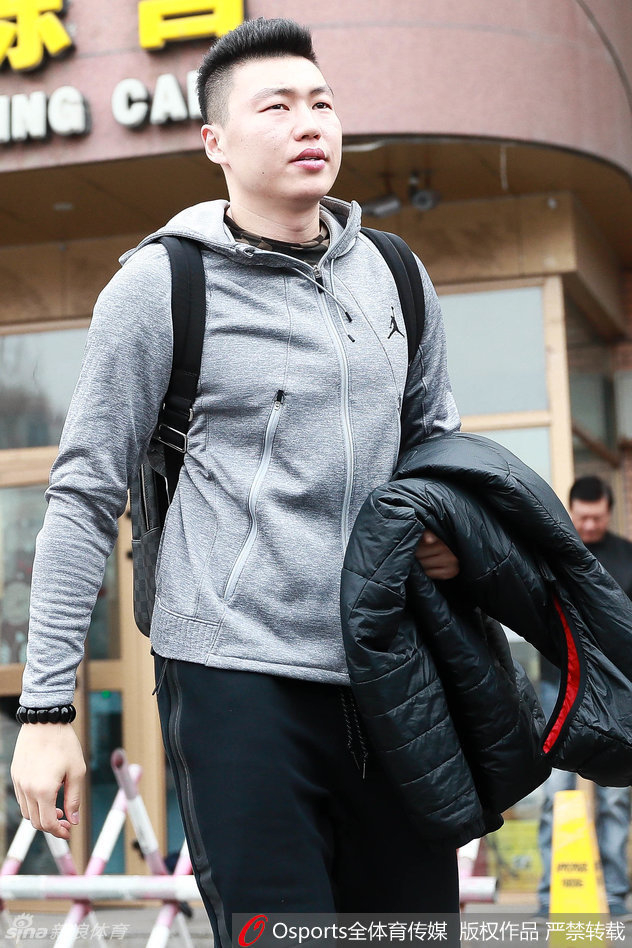 西热力江低头沉思着走出训练馆,褪去赛场上的锋芒,此刻的他更像一位守护完梦想的战士,沉默中蕴含着对这座城市最深沉的爱。