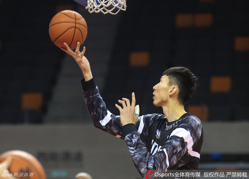 训练结束后，周琦接受记者采访，面对镜头平静地谈论自己的伤势，李根则被众多记者团团包围