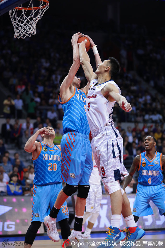 赵睿怒发冲冠，为队友挺身而出，用力推开亚当斯，双方球员迅速围拢。