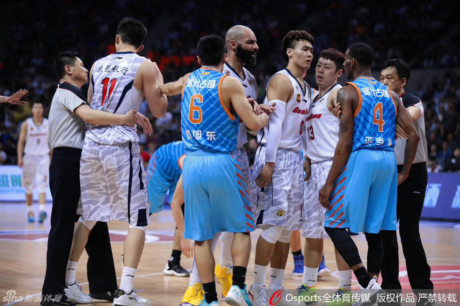 亚当斯在跨过周鹏后，面对围拢上来的广东球员，他摊开双手，脸上写满了无辜和困惑，仿佛在向裁判解释自己并非有意为之。