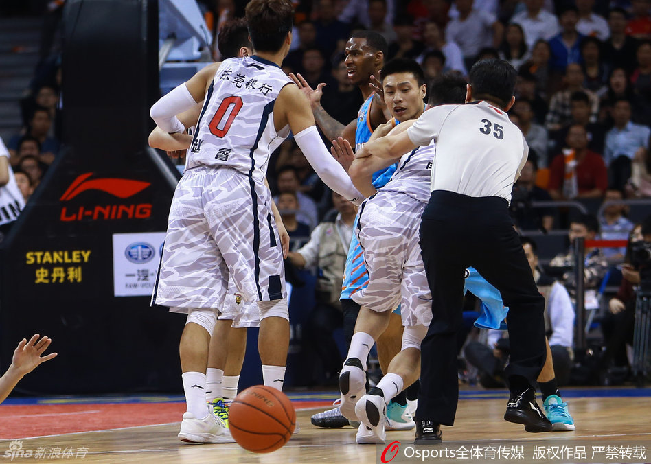 俞长栋作为老好人，从身后紧紧抱住情绪激动的队友，将其带离冲突中心，试图用温和的方式为这场剑拔弩张的闹剧降温。