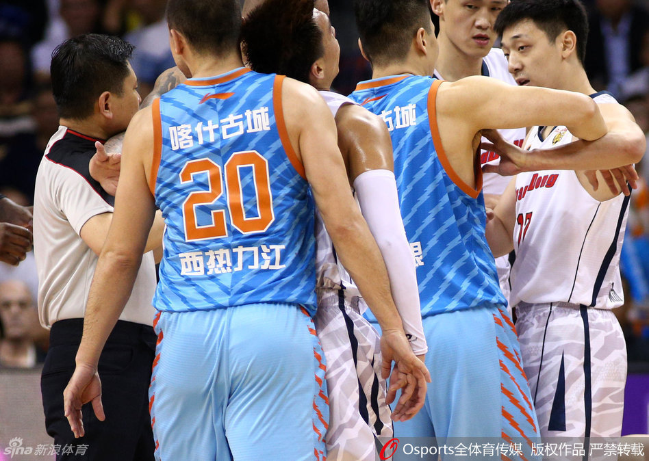 裁判员奋力插入两队中间，用身体构成一道人墙，他张开双臂，表情严厉，大声警告着试图继续上前的球员，竭力控制住即将崩塌的场面。