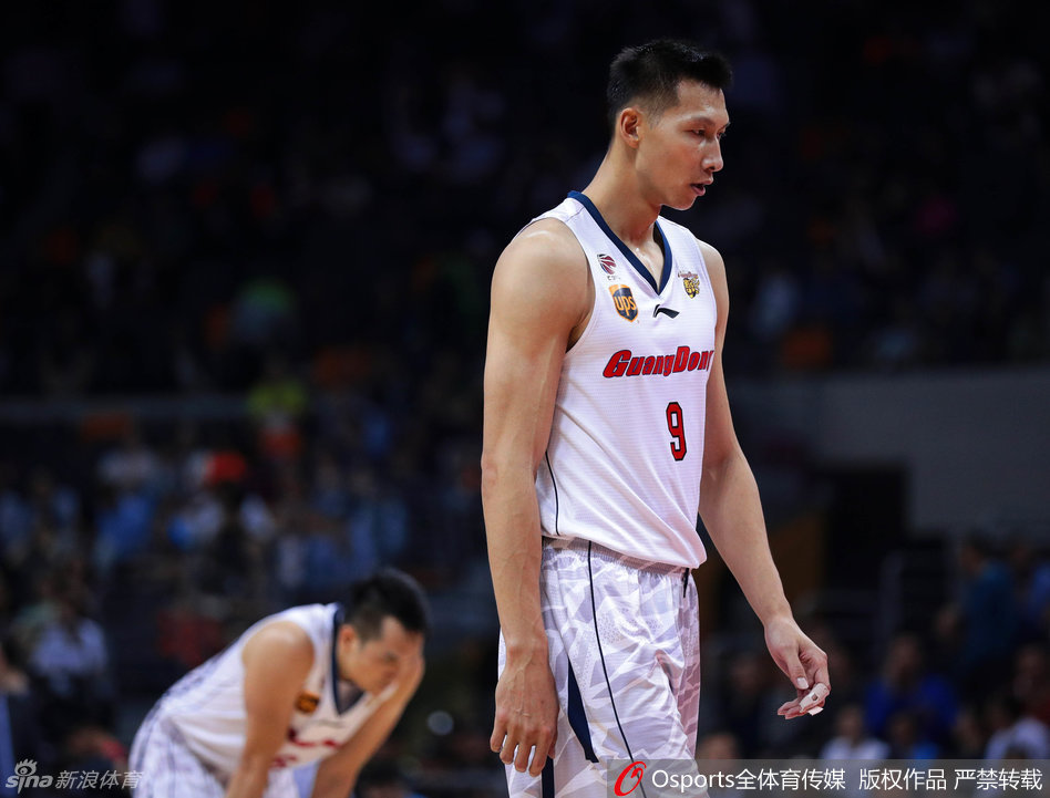 老将周鹏在比赛中面露难色，汗水顺着脸颊流下，眼神中透露出在强大对手面前的疲惫与焦急。