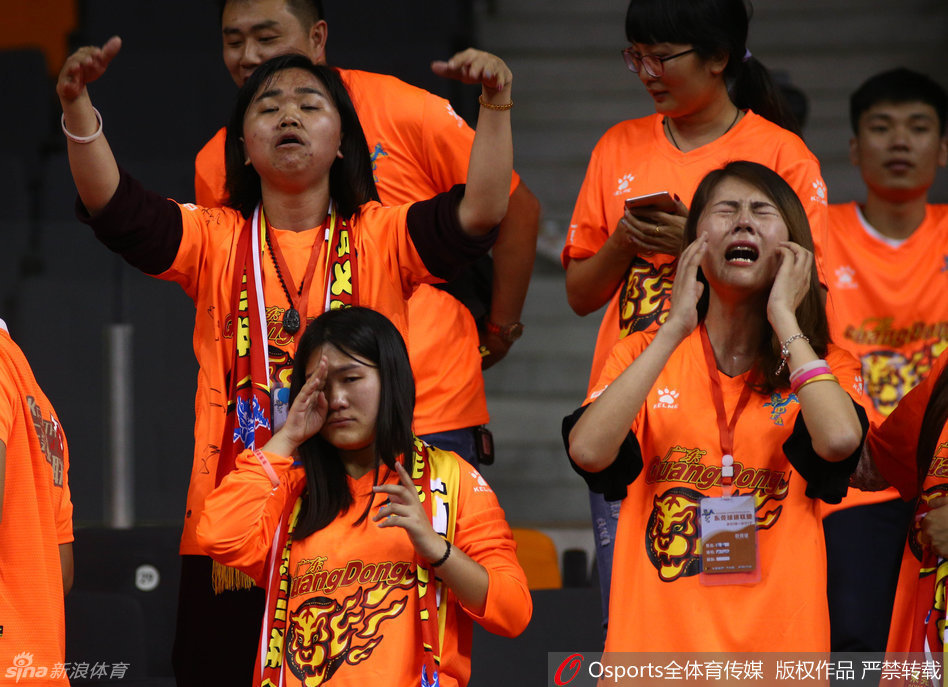 广东队核心易建联在比赛中神情沮丧，他紧咬牙关，眼神中充满了不甘与无奈，尽管拼尽全力，却难以挽回球队的颓势。