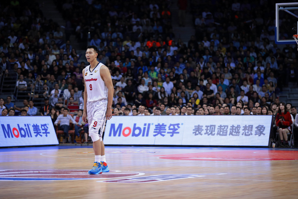 周琦手指缠着厚厚的绷带，眼神坚毅，带伤上阵与对手肉搏拼抢。