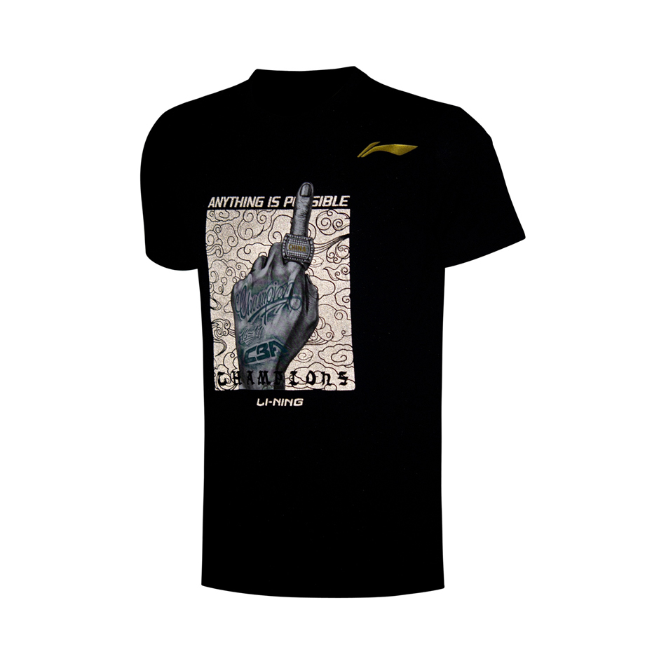 闪光灯下的T恤正面瞬间被点亮,反光材质让冠军手势如霓虹灯般闪耀,成为人群中最亮的光点。