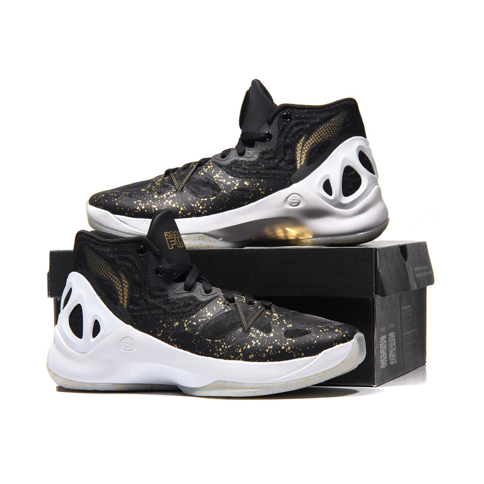 T恤背面,龙形祥云盘踞成“23”字样,纪念CBA第23载春秋,也见证了新疆飞虎书写历史的一页。