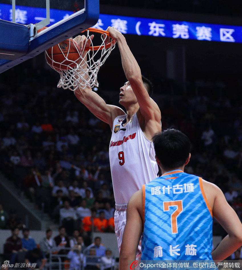 广东队长周鹏在新疆队员的严密包夹下强行突破，他全场贡献22分，展现了作为球队新领袖的责任与担当，但独木难支，无奈吞下失利的苦果。
