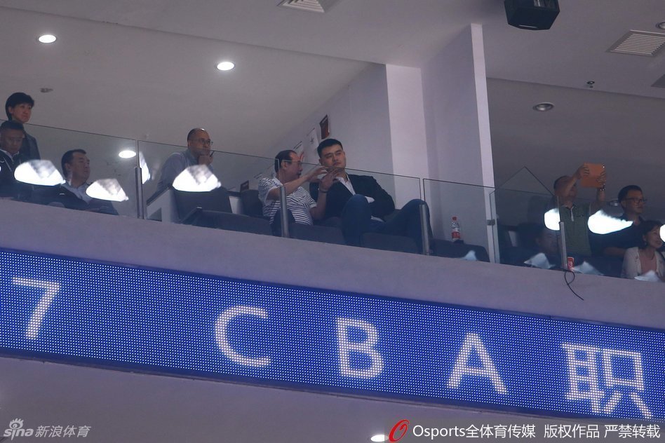 新疆队外援亚当斯在广东队多人围堵下强行突破,他眼神坚毅,犹如一把尖刀直插对手防线,此役他轰下全场最高的37分,是球队逆转的头号功臣。