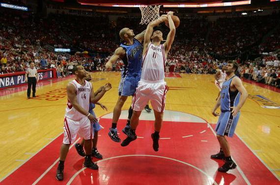 赛后的颁奖仪式上,姚明双手将沉甸甸的CBA总冠军至尊鼎递给新疆队队长,他面带微笑,这座奖杯的交接象征着职业化改革背景下联赛的新篇章。