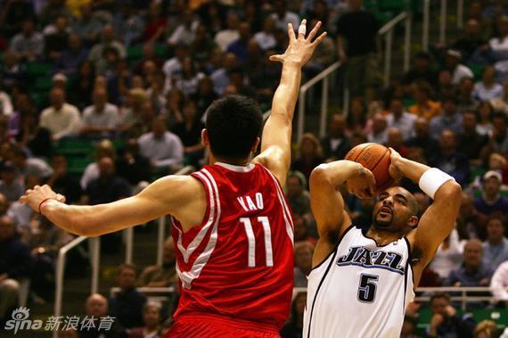 姚明与恩师李秋平在赛场中央相视一笑,双手紧握,这历史性的一握连接了上海篮球的过去与新疆篮球的现在,也见证了中国篮球人的传承。