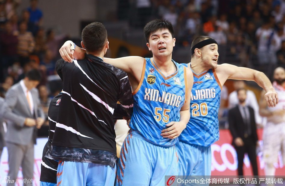 新疆队员们在颁奖仪式上忘情欢呼，西热力江振臂高呼，李根与队友激情相拥，金色的彩带漫天飞舞，映衬着他们圆梦后的幸福笑容。