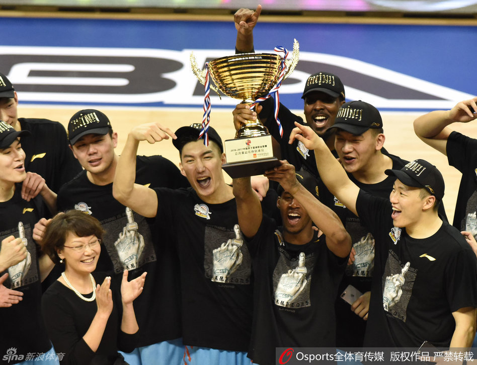 在漫天金色彩带雨中，李秋平指导将总决赛冠军奖杯奋力举过头顶，他紧闭双眼，享受着属于自己的荣耀时刻，身后的欢呼声此起彼伏。