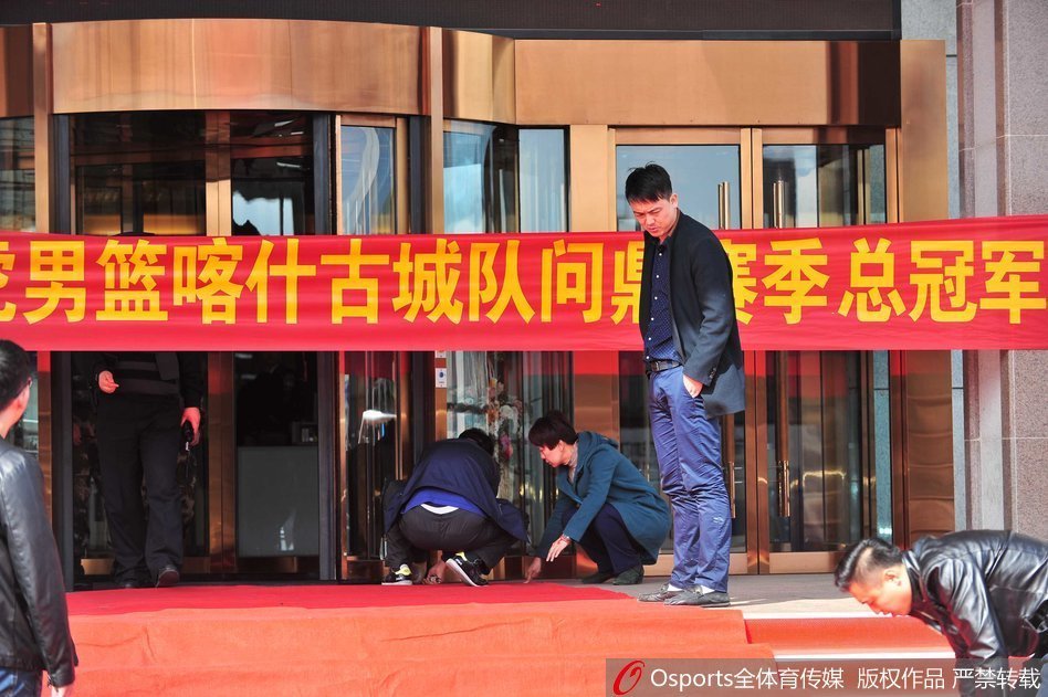 西热力江作为新疆精神的代表人物，第一个走下飞机，他高举双手向球迷致意，脸上的笑容比新疆的阳光还要灿烂，身后的队友们依次步出舱门。