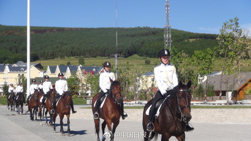 秀美阿尔山靓丽女骑警_高清图集_新浪网