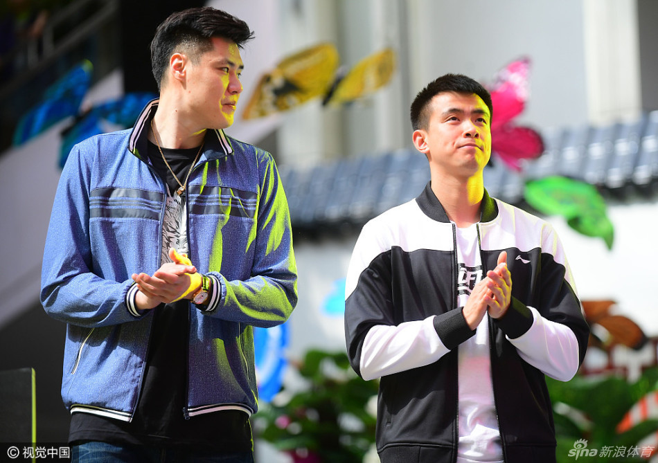 赵继伟与贺天举并肩步入会场,两人都穿着休闲便装,脸上挂着灿烂的笑容,赵继伟眼神灵动,贺天举则显得沉稳帅气,举手投足间默契十足,仿佛一对亲兄弟在自家后院闲聊。
