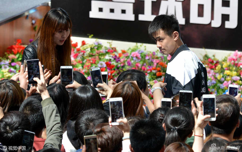 在签名合影环节,赵继伟低头为一名小球迷在篮球上签名,他神情专注,长睫毛在眼睑投下淡淡阴影,周围是无数伸过来的手机和期待的眼神,将这位CBA人气偶像的亲和力展现得淋漓尽致。