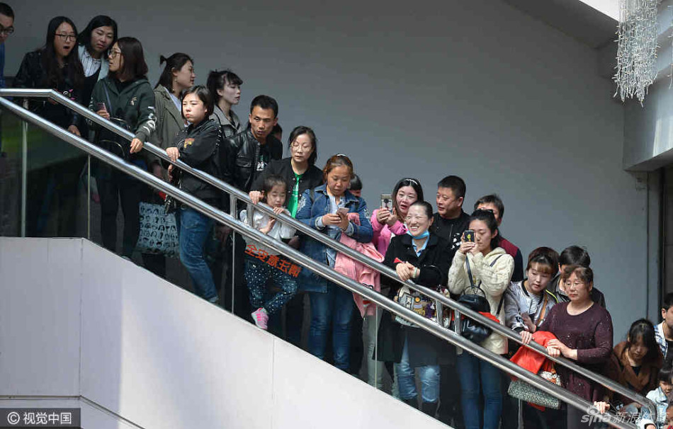 贺天举双手抱胸站在展板前,面带标志性的微笑聆听球迷提问,经历了伤病的磨砺后,他的眼神依旧坚定而温暖,身着简单T恤也难掩职业球员的挺拔身姿。