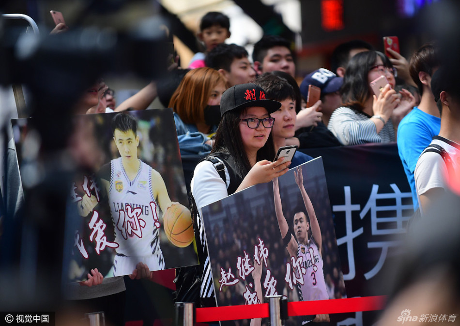 两人在台上对视而笑,无需言语便能感受到那份深厚的兄弟情谊,身后的背景板印着活动主题,在闪光灯的照耀下,这一刻的默契被永恒定格。