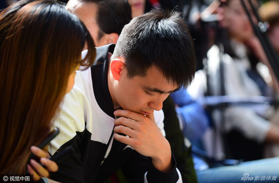 活动现场人山人海的俯拍图,层层叠叠的粉丝将舞台围住,无数只手高举着手机试图记录下这珍贵的瞬间,可见赵继伟与贺天举在沈阳当地超高的人气与号召力。