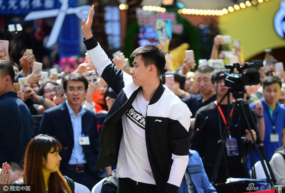 活动结束后,赵继伟和贺天举挥手向粉丝告别,逆光的镜头中两人的轮廓镀上了一层金边,背景里是恋恋不舍不肯散场的人群,场面温馨而感人。