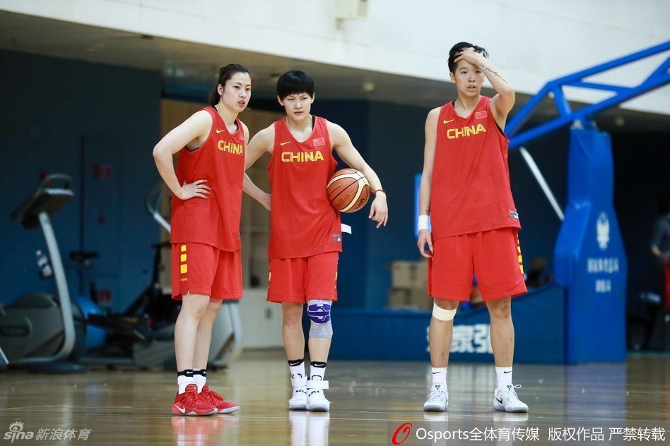 许利民指导在场边大声呼喊着战术指令，手臂用力指向球场另一侧，他的神情急切而充满激情，身后的替补队员们都站起身关注场上局势，整个替补席仿佛一座即将喷发的小火山。