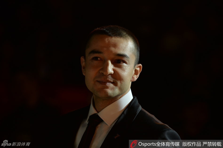 德高望重的蒋兴权指导在庆典中被昔日弟子们簇拥，满头白发的他笑得像个孩子，这座迟来的总冠军，是对他为中国篮球鞠躬尽瘁、为新疆篮球奠定基石的最好致敬。