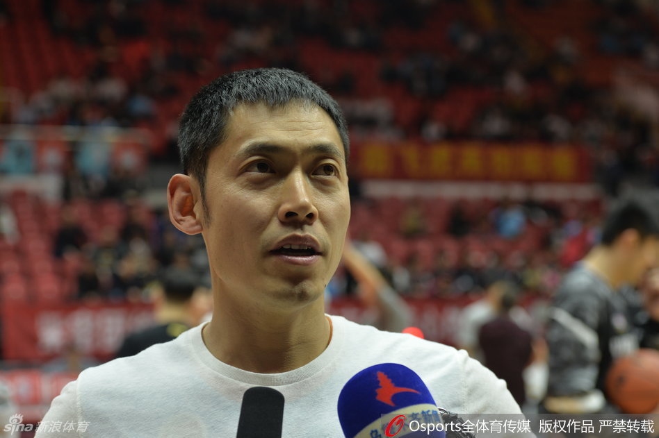 西热力江在场上永远是最富激情的那个，他张开双臂，用密不透风的防守一次次撕咬对手，用新疆“儿子娃娃”特有的血性与强硬，捍卫着球队的荣耀。