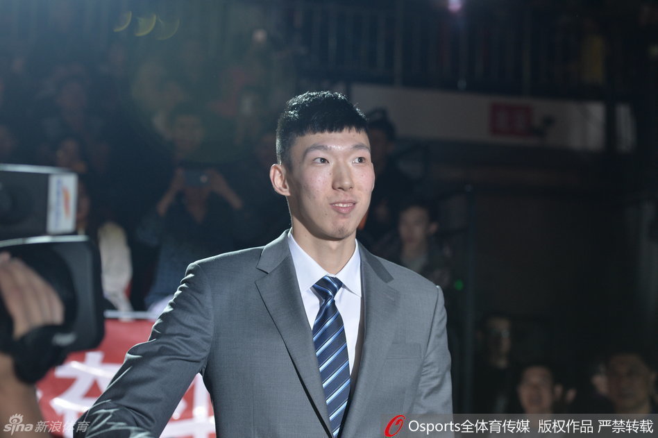 曾经的“张三疯”张庆鹏身披新疆队战袍，在进攻端依然犀利无比，他用精准的跳投和风驰电掣的突破，为球队的替补席注入了无穷的活力与激情。