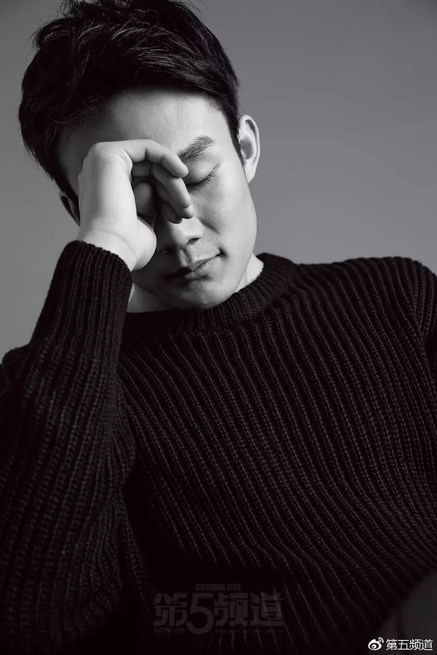 写真中的丁彦雨航嘴角上扬露出温暖笑容，干净利落的发型和简洁的白色T恤，透露出邻家大男孩的阳光气息，与其在赛场上的强硬形成反差萌。