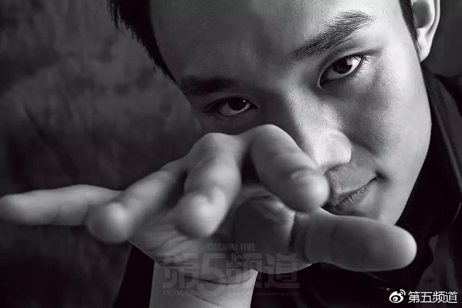 丁彦雨航眼神坚毅地凝视前方，杂志硬照中他身着休闲装，背景的暖色调光影衬托出其作为球队领袖的稳重与大气。