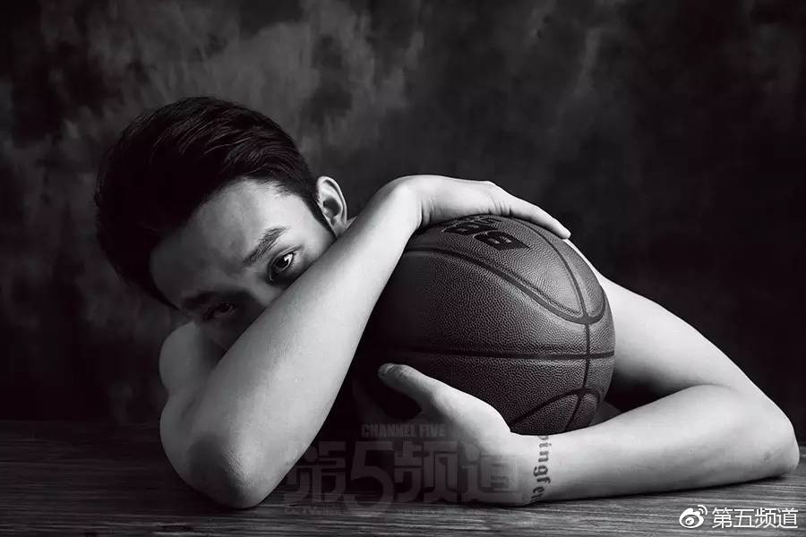 特写镜头下，丁彦雨航的面部轮廓硬朗分明，微微抿起的嘴唇和坚定的目光，仿佛在无声宣告着他对胜利的渴望和对未来的笃定。