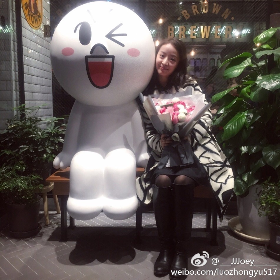 孙桐林与女友甜蜜合影，他搞怪逗趣，身旁的女友则捂嘴轻笑，画面洋溢着幸福与宠溺的气息