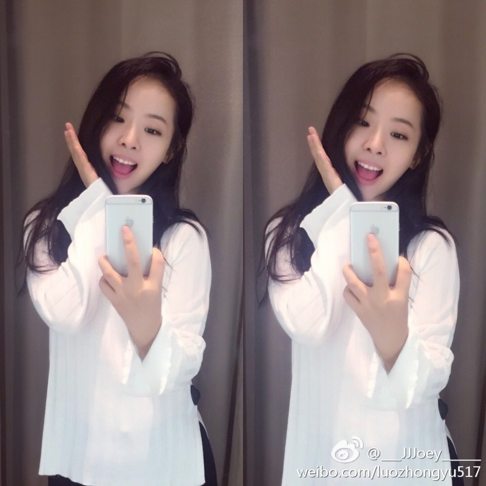 近距离特写镜头下，孙桐林女友皮肤白皙细腻，五官精致立体，眼神清澈如水，清纯气质扑面而来