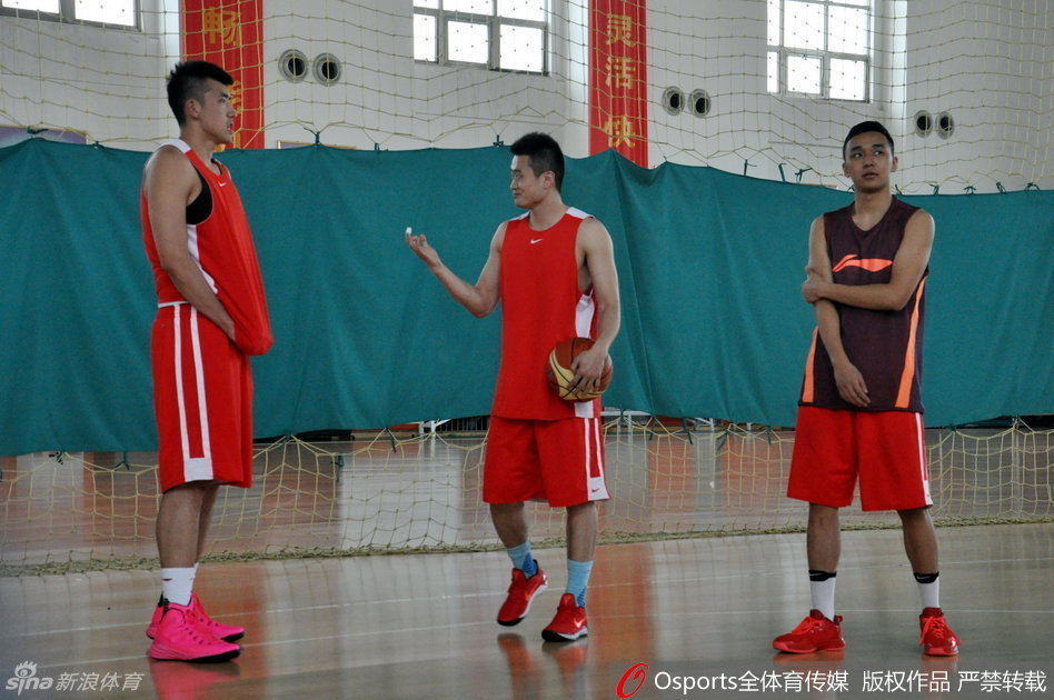 丁彦雨航在山东男篮训练馆中目光如炬，运球突破时肌肉线条分明，展现出赴美特训后的劲爆身体状态。