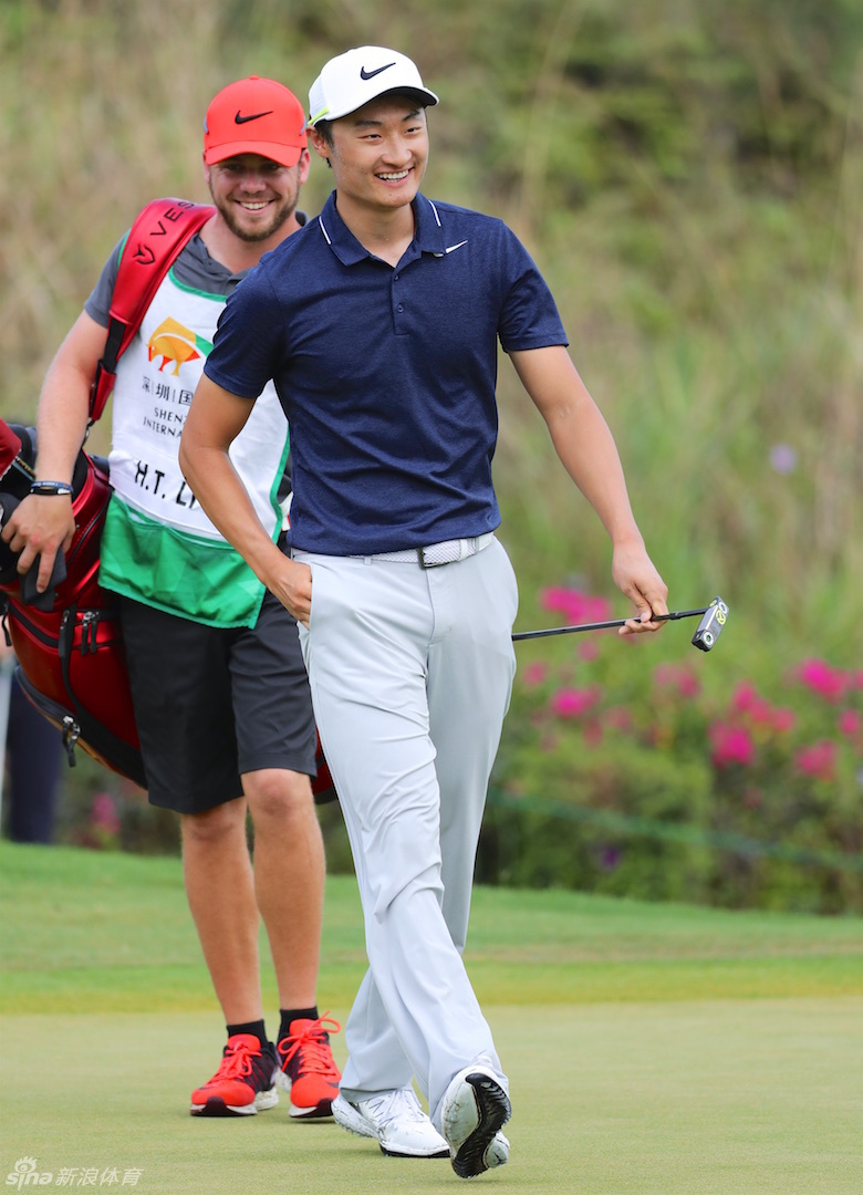 一位球员在沙坑中精准救球，沙砾飞扬的瞬间凝聚了力量与技巧，画面极具动感。