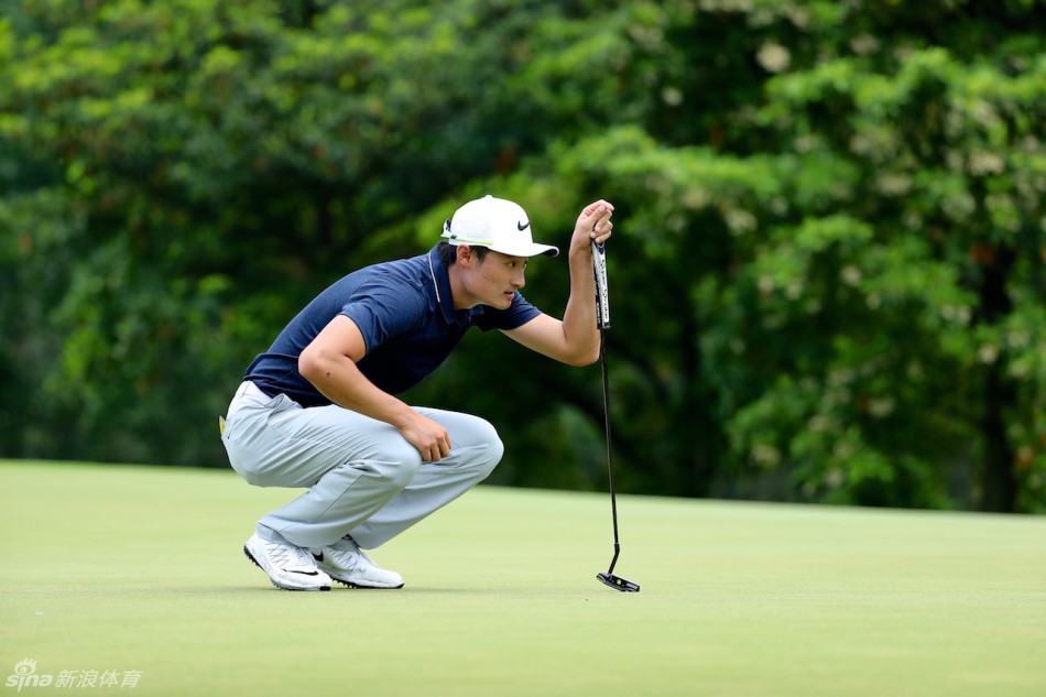 李昊桐在赛场边开怀大笑，洁白的牙齿与晴朗的天空相映成趣，展现了其乐观开朗的个性。