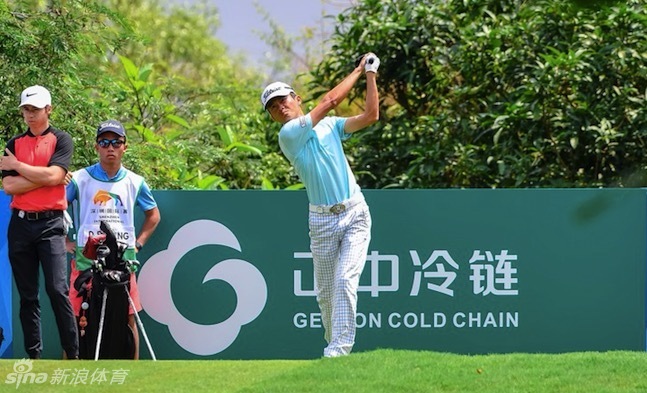 观众们聚集在赛场周边，聚精会神地观看比赛，脸上写满了对高尔夫运动的热爱与欣赏。