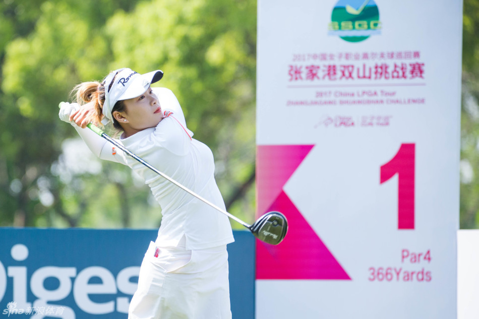 泰国选手坎亚拉克在比赛中凝望球路,她的出色发挥与最终遗憾成就了比赛的经典