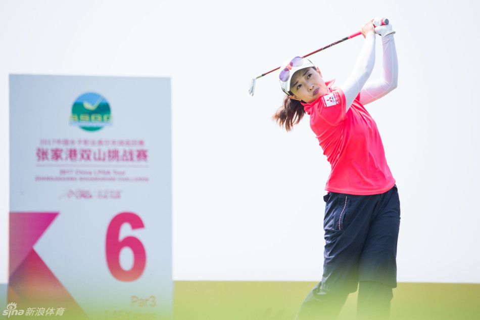 冠军推杆尘埃落定,刘文博脸上绽放出灿烂笑容,背后是果岭与观众的欢呼