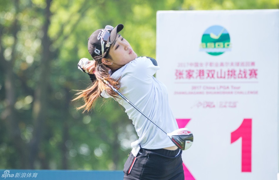 加洞赛中,刘文博在果岭边观察线路,决胜时刻的冷静彰显冠军气质