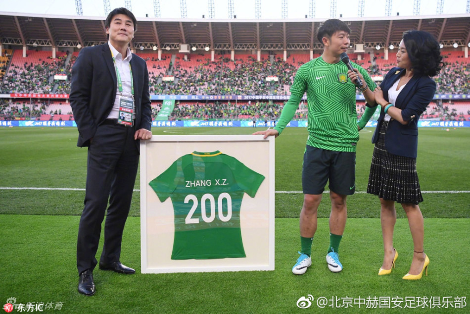 张稀哲获赠200场纪念球衣_高清图集_新浪网