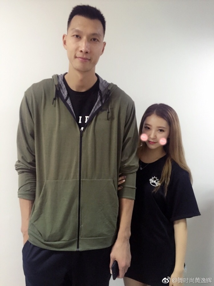 与队长周鹏同框,黄逸辉俏皮地比出剪刀手,略带羞涩的笑容里藏着对这位球场硬汉的敬意,场面极具反差萌。