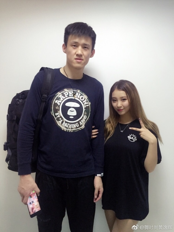 黄逸辉与外援‘洋宝贝’并排而坐,她大方秀出修长美腿,两人对着镜头露出灿烂笑容,气氛轻松愉悦。