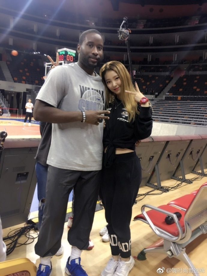 身为‘舞时尚’啦啦队队长的黄逸辉,在训练间隙与全队好姐妹合影,大家笑容灿烂,洋溢着青春与自信的光芒。