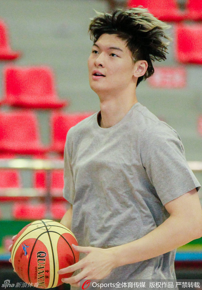 训练间隙，王哲林与队友交流，清爽的发型下露出轻松的笑容，展现出福建男篮备战时的良好队内氛围。