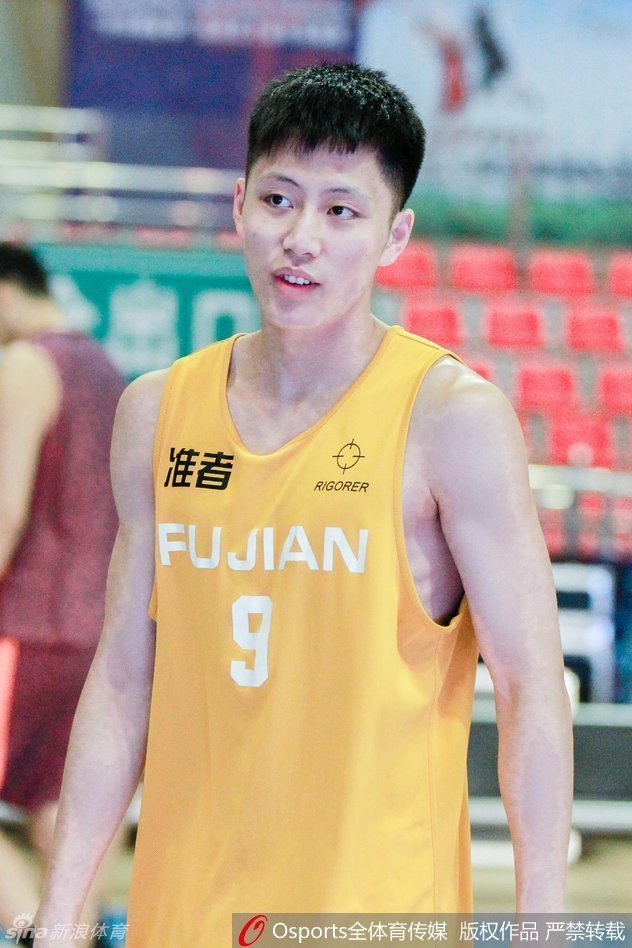 江苏队执行教练贝西洛维奇在场边布置战术，身后的孟达认真聆听，他的新发型在替补席上格外有型。