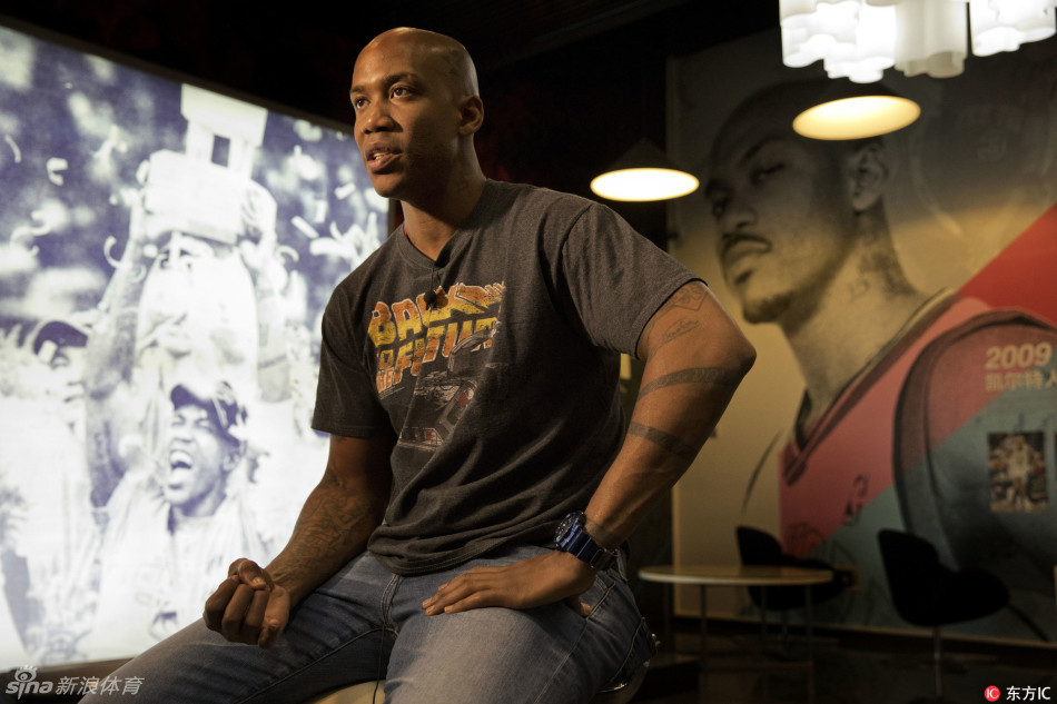 面对镜头和球迷，即将离别的马布里情绪有些激动，眼眶泛红，一旁的球迷则报以温暖的笑容，仿佛在安慰这位不愿离开的北京孩子。